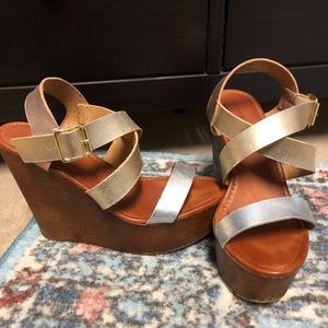 Platform wedge. Silver, gold and rose gold straps.